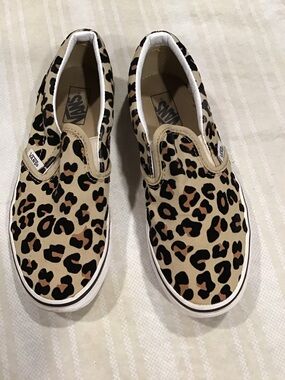 Vans Girl Slip-On Sneakers in Tan and Black Leopard Print size 3
